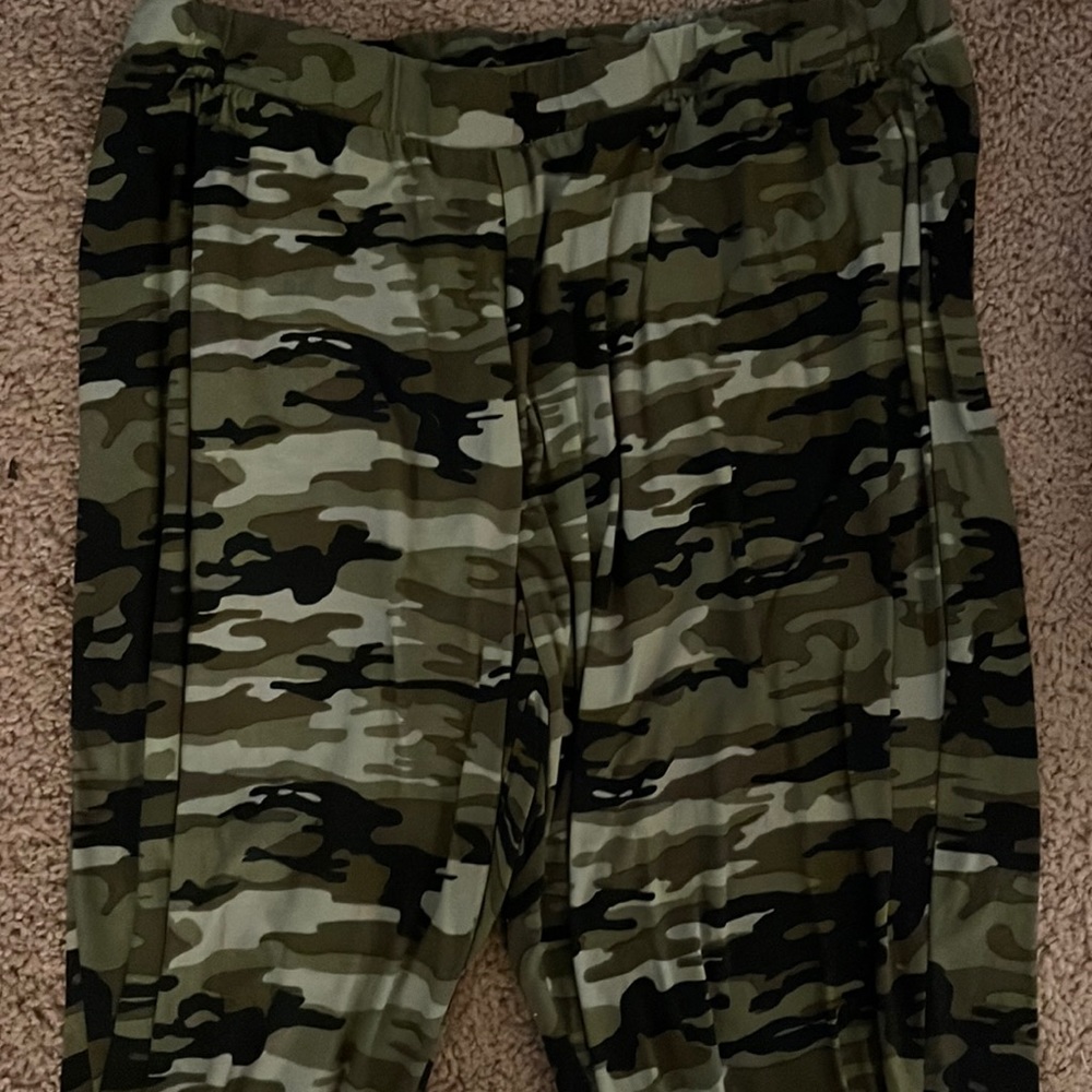 Selling 1X camo yoga pants they are super comfy, and light weight!!
